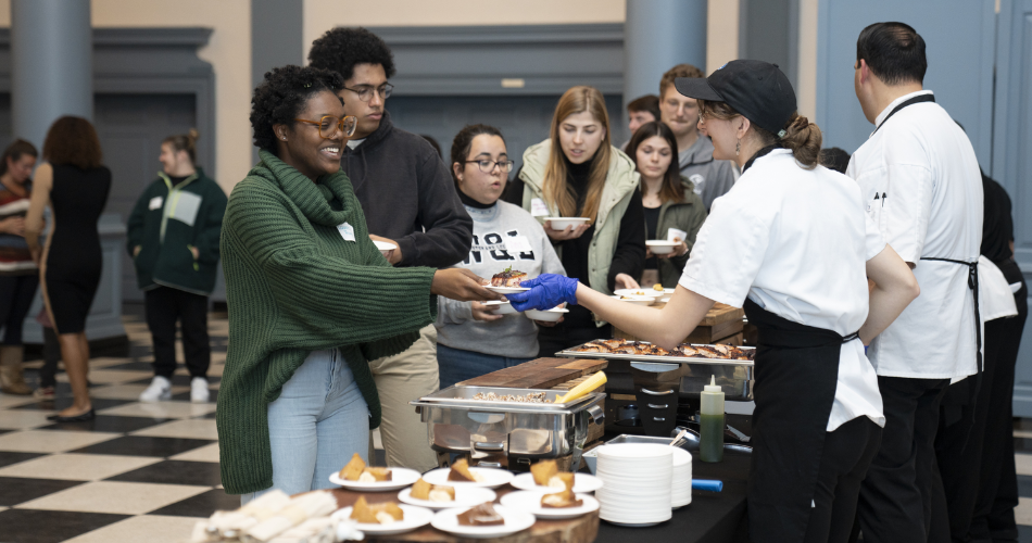 picture of W&L students at the Evans dining hall getting food